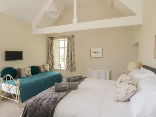 westonby lodge master bedroom